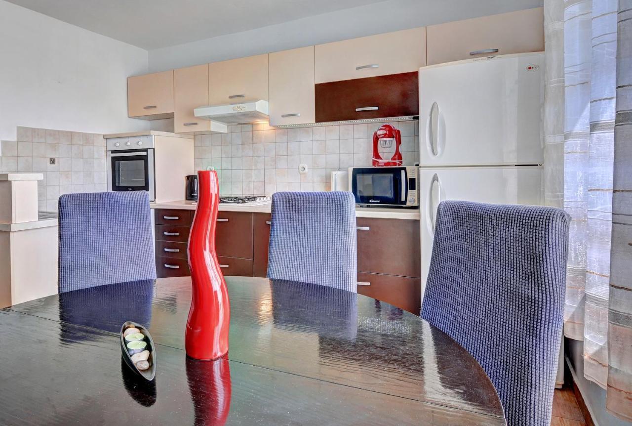 Lina Apartment พูลา ภายนอก รูปภาพ