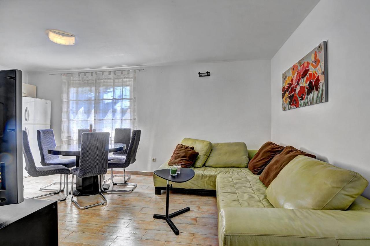 Lina Apartment พูลา ภายนอก รูปภาพ
