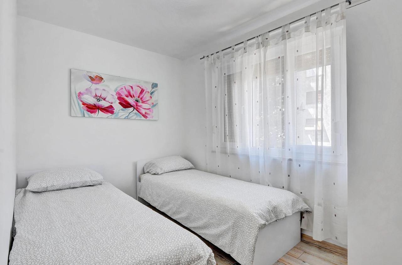 Lina Apartment พูลา ภายนอก รูปภาพ