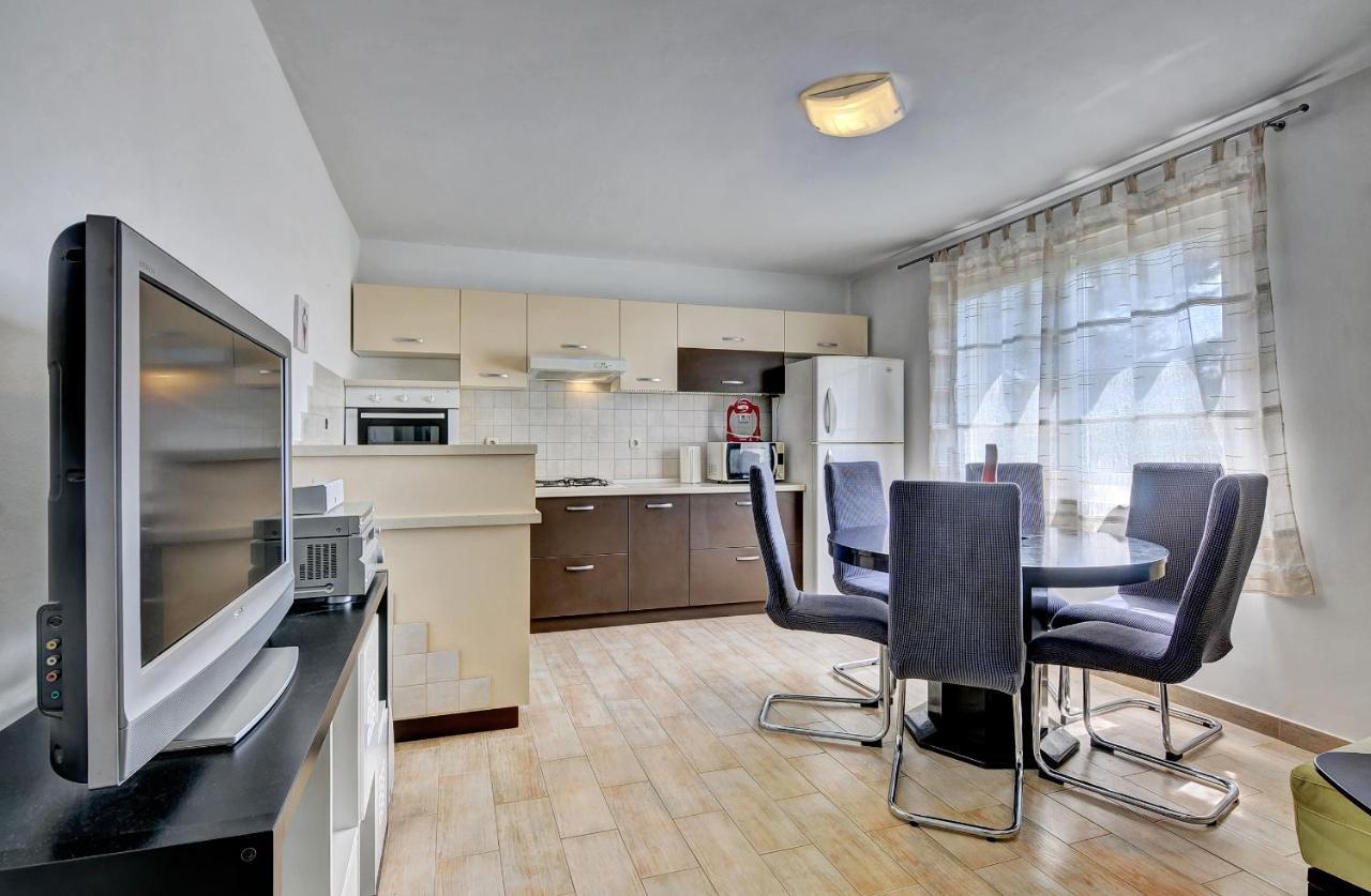 Lina Apartment พูลา ภายนอก รูปภาพ